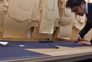 bespoke-tailor-cutthing