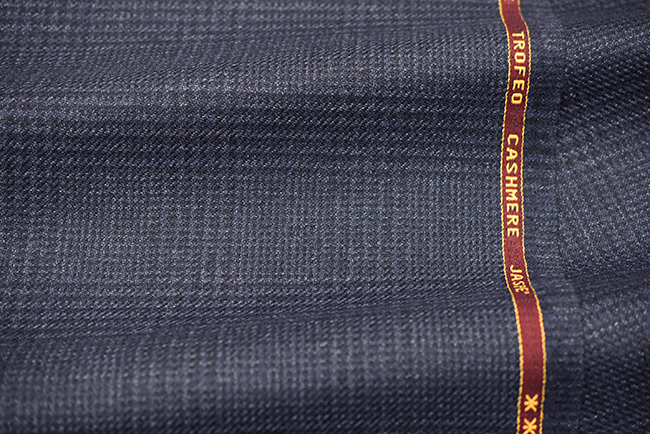 ゼニア トロフェオカシミアのジャケット生地。ネイビー地に細かなグレンチェック、耳に“TROFEO CASHMERE”の文字。