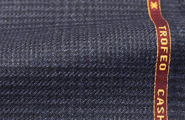 Zegna トロフェオカシミアの生地拡大。糸の艶と凹凸がわかる質感写真。