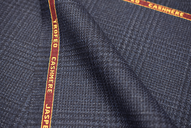 ネイビーのZegna トロフェオカシミア。耳付きの全体写真、細かなチェック柄。