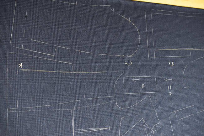 パーツ配置を確認しながら、地の目を揃えてマーキングした様子のクローズアップ。