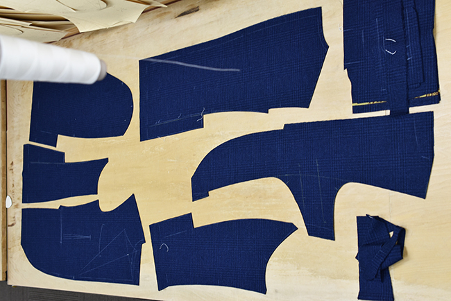 裁断後に並べたジャケットの主要パーツ一式の俯瞰写真。