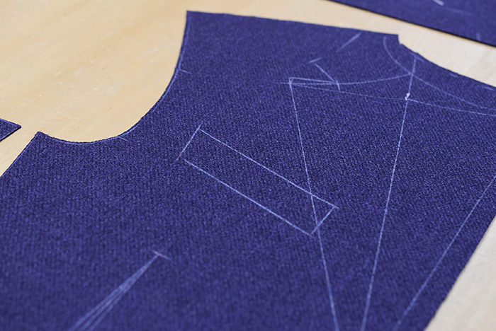 フルオーダーの型紙線をチョークで記す工程(テーラー 裁断 大阪)