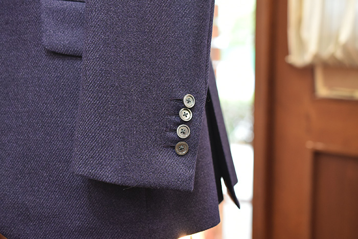 オーダージャケットの袖口ボタンとツイードの質感(ロロピアーナ)