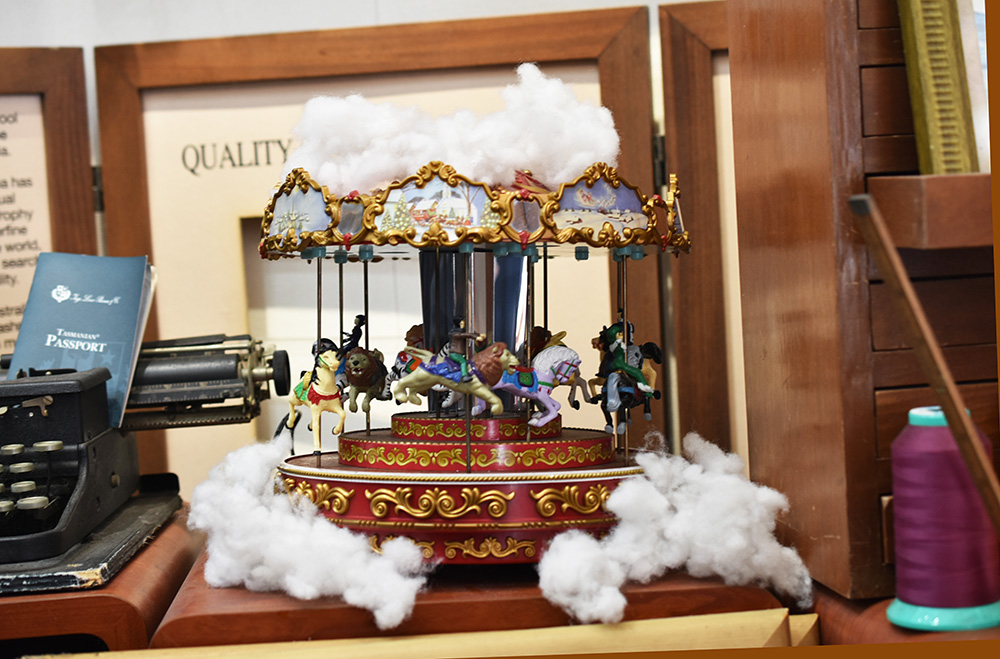 テーラーダンディ大阪のウィンドウ　メリーゴーランド