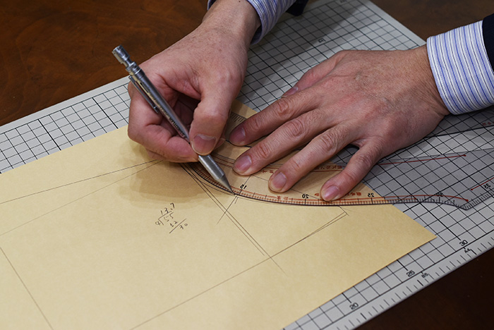 大阪のテーラーの仕事。線を整えていきます