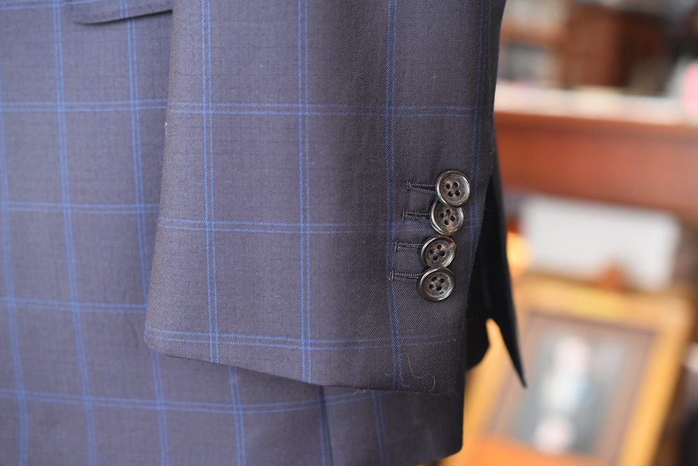 ゼニアのトロフェオカシミアで仕立てたフルオーダーメイドスーツ袖口部分　テーラーダンディ大阪