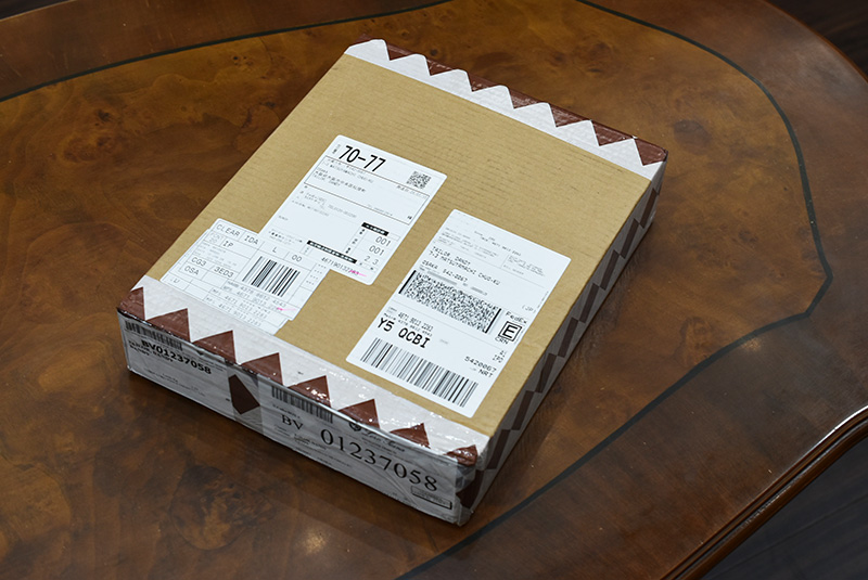 イタリアから届いたロロ・ピアーナ 2026年春夏服地のデリバリーボックス