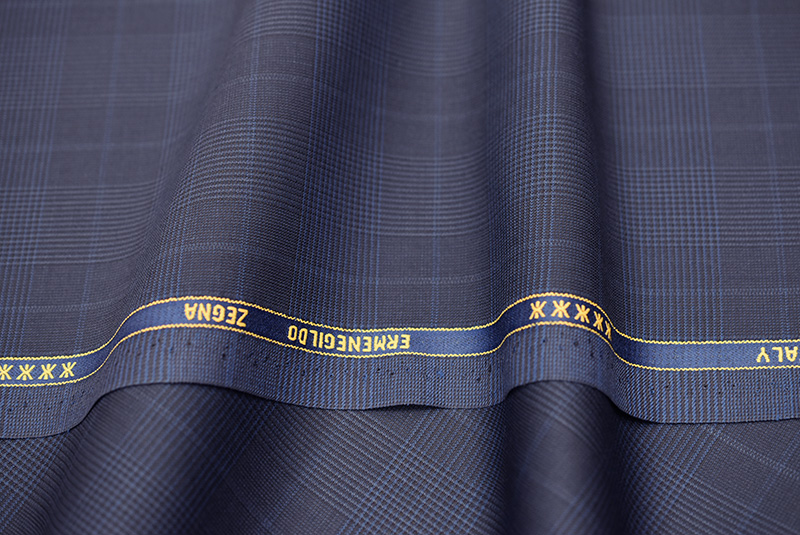 Ermenegildo Zegnaのロゴが入ったセルビッジと美しいドレープ感