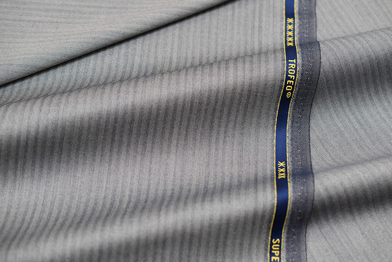 ゼニア（Ermenegildo Zegna）トロフェオの服地。グレーのヘリンボーン織りが美しいスーツ生地。